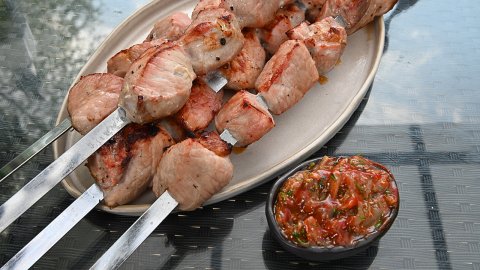 Шашлык из свинины, маринованной в вине. Соус с обжаренным шашлычным луком и кетчупом