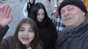 Геннадий Горин и девушки фанаты. Видео про тыквы в парке