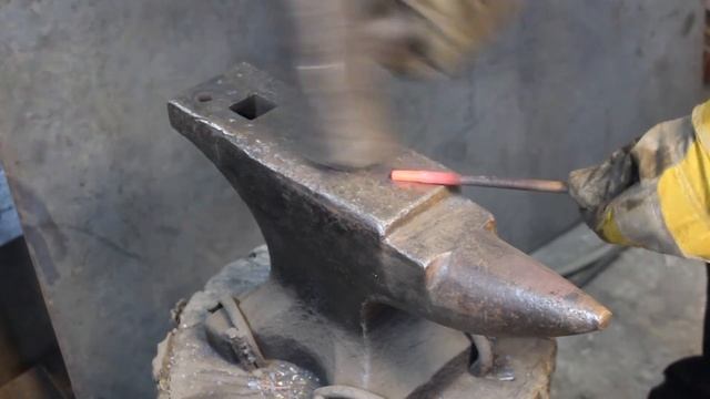 САМЫЙ ЛЕГКИЙ СПОСОБ СДЕЛАТЬ КОВАНЫЙ ПОДСВЕЧНИК! кованая фактура на металле своими руками!)