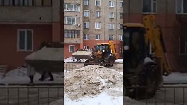 Уборка снега во дворе дома 156 по улице Московской