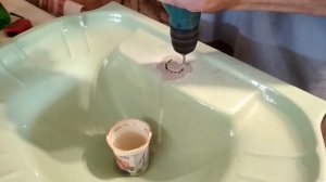 Сверлим отверстие в керамической мойке. / How to make a hole in the ceramic sink.