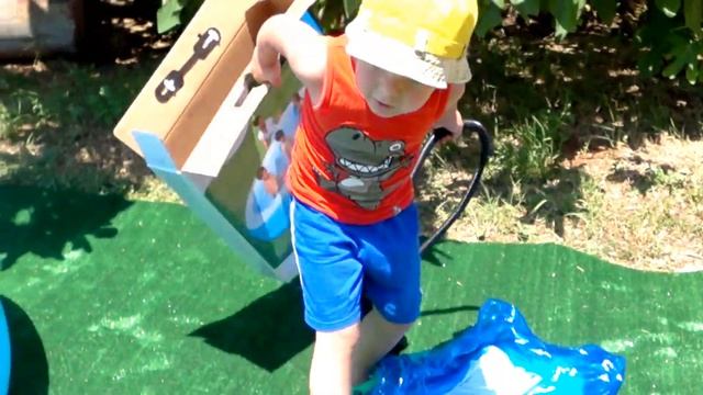 Бассейн для дачи. КУПАНИЯ. Папа и сын. Выбираем бассейн и распаковываем. Видео для детей смотреть онлайн