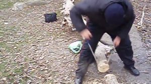 как правильно пилить цепной пилой.AVI