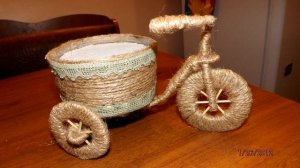 Велосипед из шпагата и цветочками из конфет.Подарок для женщин.