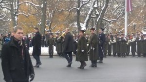 Вейонис и Бергманис 11 11 2016 у монумента Свободе в Риге