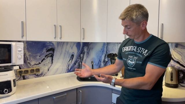 Современная угловая кухня в двух цветах с радиусными фасадами покрашенные эмалью двух цветов. смотреть онлайн