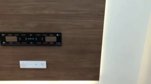 Кухня с антресолями до потолка. зоной тв и барной стойкой