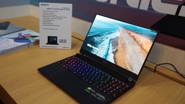 Trên tay laptop Gigabyte AERO 15 OLED смотреть онлайн