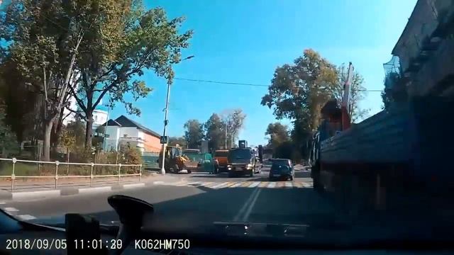 Столб свалился на машину смотреть онлайн