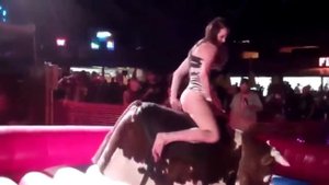 В коротком платье на механическом быке