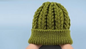 Простая вязаная шапка с рисунком “Гиацинт” - смотрится красиво и в ней тепло!