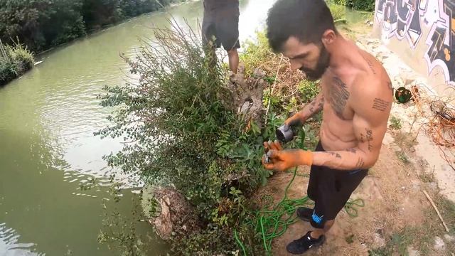 On a déjà trouvé deux armes sous ce pont ! смотреть онлайн