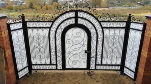 Кованые ворота с монолитным поликарбонатом вид со двора