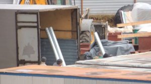 Разгрузка Газели длинномера на стройке.