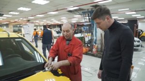 Демонтаж дешевой пленки с автомобиля такси
