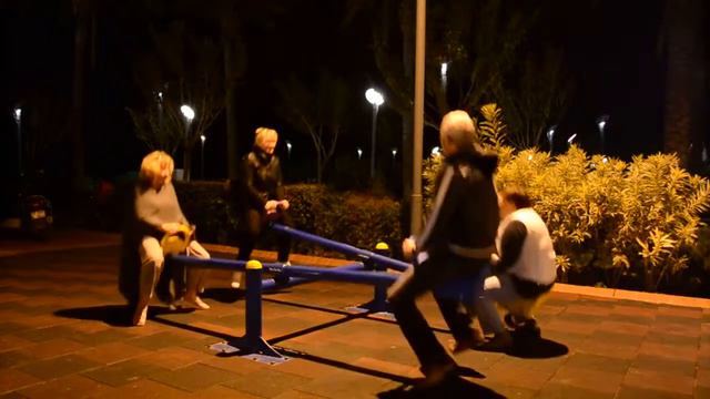 В парке Клеопатры можно не только погулять ночью, но и покататься на качелях для взрослых смотреть онлайн