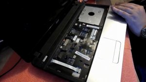 Как вытащить штекер из гнезда ноутбука на примере Acer Aspire E1
