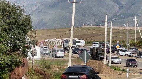 Российские миротворцы сопровождают эвакуацию населения из Карабаха в Армению