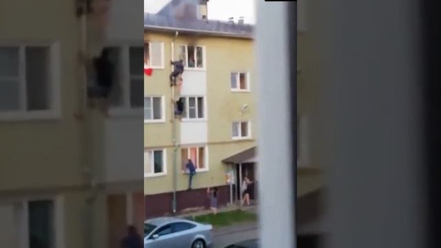 В Костроме соседи спасли троих детей, запертых в горящей квартире.