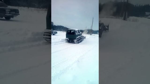 Самодельный гусеничный вездеход.Чистим снег.(2) смотреть онлайн