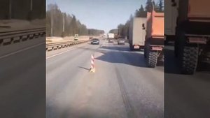 поездки скорой помощи/как уступают скорой в России/рабочие будни скорой помощи/через ремонт дороги