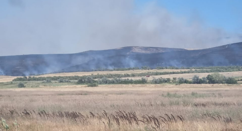 Вторые сутки горят поля в Кочубеевском округе Ставрополья