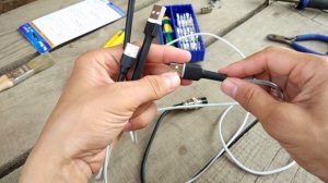 Защита проводов от перелома возле разъёма.