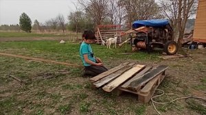 Временный летний загон для козлят из поддонов