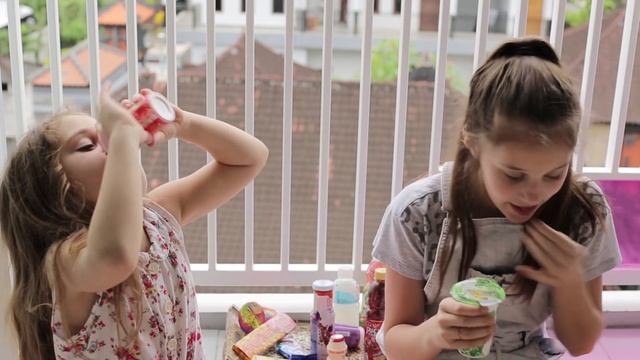 Обычная ЕДА БАЛИ против ДЕТЕЙ ВЛОГ 2017 Real Food vs Gammy Food! Kids React смотреть онлайн