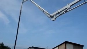Работа роторного бетононасоса со шлангом