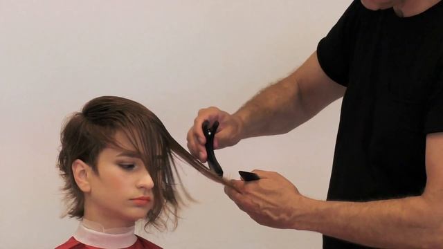 Стрижка густых волос. Как сделать их летящими. смотреть онлайн