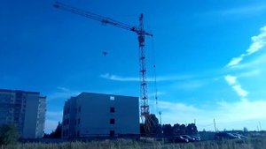 Как крановщик спускается с крана?