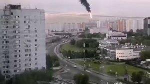 В Москве сильно горит факел НПЗ в Капотне, идёт чёрный дым.
