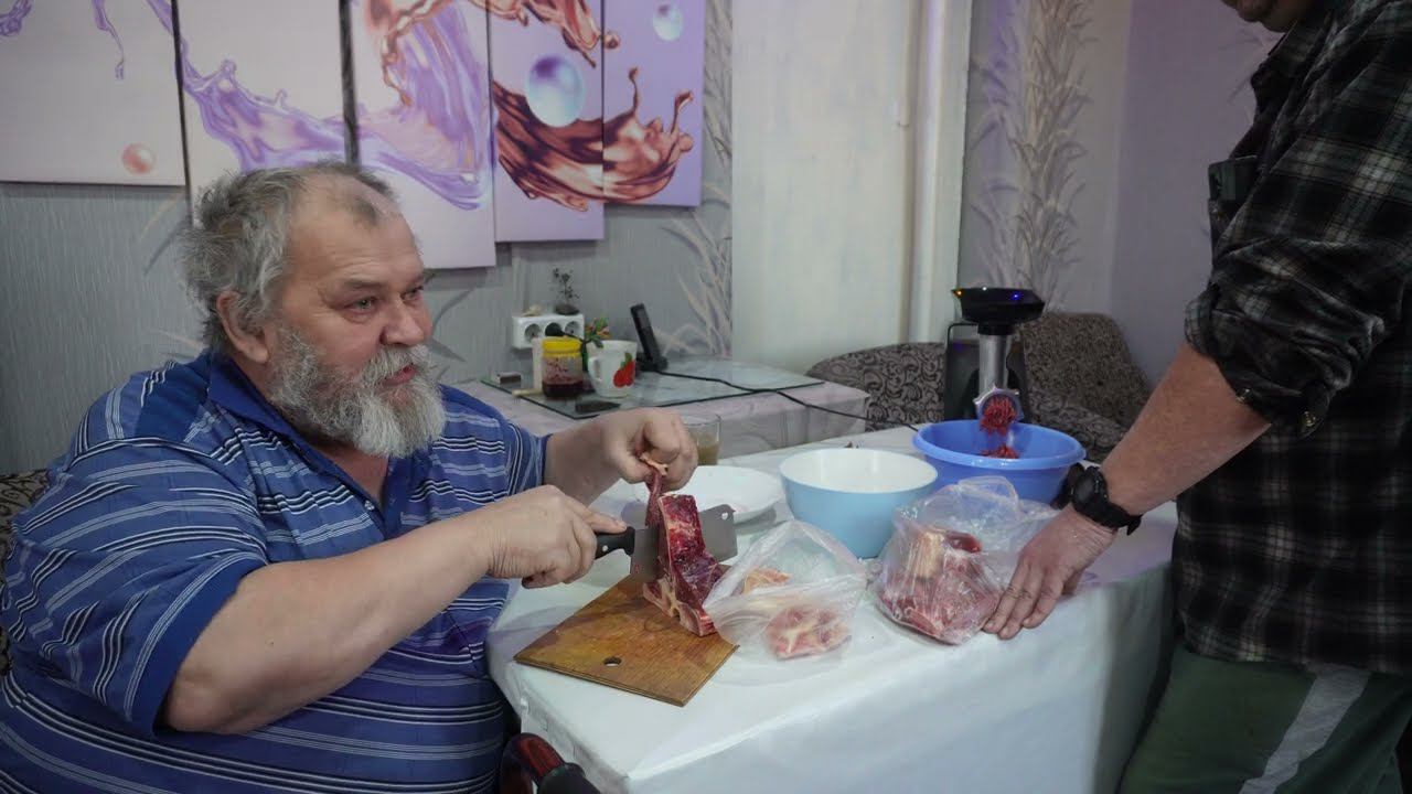 Мы знаем толк во вкусном мясе Совместное производство домашнего фарша отца с сыном для будущего