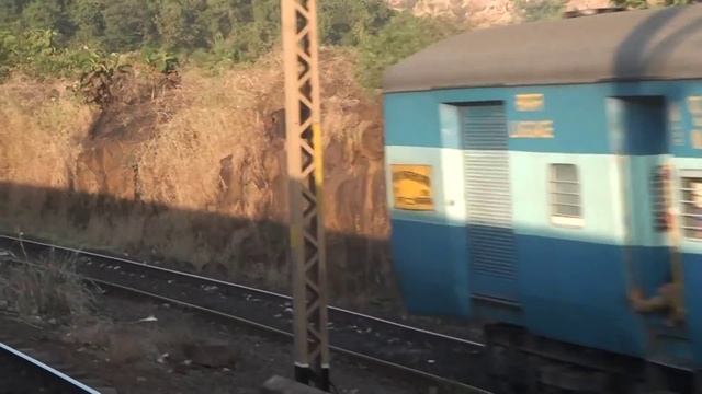 Manmad Godavari exp in THUL ghat смотреть онлайн