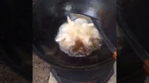 Куриные крылышки в казане на костре