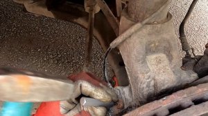 Греть нельзя и нет спец инструм, один из самых простых способов выкрутить болт со слизанными гранями