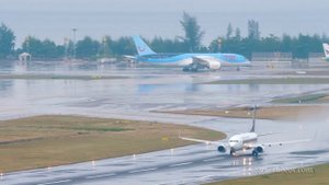 Боинг 737 Сингапурских Авиалиний взлетает из аэропорта Пхукет после дождя.