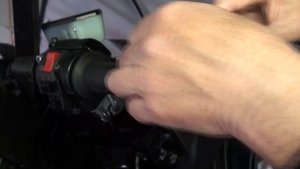 Приспособления на рукоятке газа мотоцикла