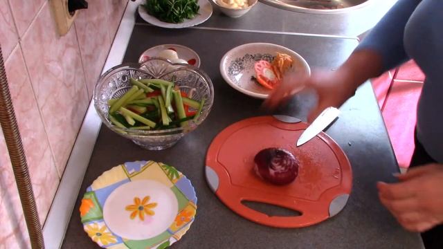 Салат с КАЛЬМАРАМИ из простых ингредиентов, и получается очень вкусно! смотреть онлайн