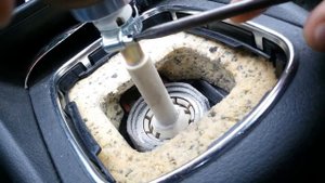 Снимаем ручку и чехол на КПП Audi A6 C5 Рестайл