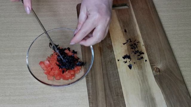 БРУСКЕТТА с вялеными томатами и базиликом. Нереально вкусный перекус.BRUSCHETTA with dried tomatoes