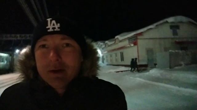 Плесецк. Поезд №15 Архангельск - Москва, стоянка и отправление по станции Плесецкая / Plesetskaya.