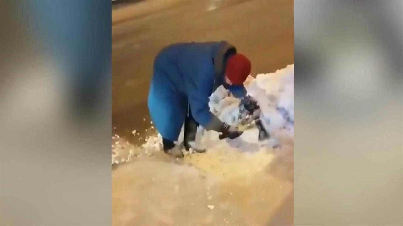 Жительнице Уфы пришлось прорубать дорогу к приемному отделению больницы топором