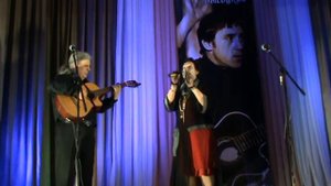 "Оплавляются свечи.." - песню  Высоцкого исполняет Наталья Дедова. Аккомпанирует Владимир Столяров