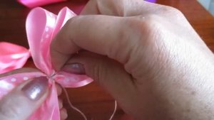 Как сделать бант из атласной ленты. How to make a bow of satin ribbon.