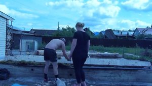 Баня своими руками . Окорка.  Укладка первого венца.