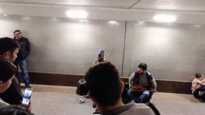 Скрипач в подземном переходе
