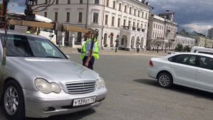 Эвакуатор пытается увезти авто около Казанского Кремля Казань