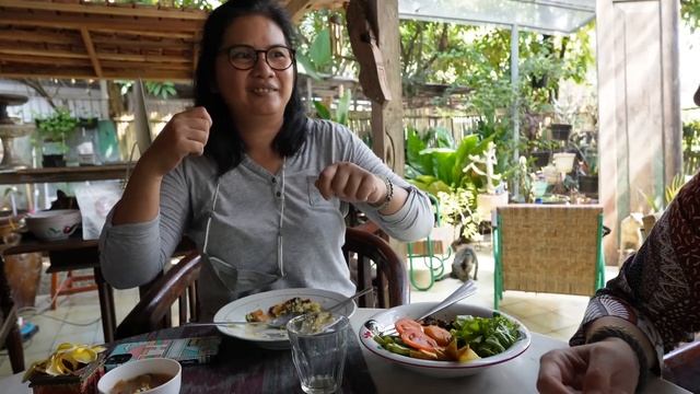 How Locals Treat You in Indonesia ?? Trying Pempek and MORE!!! смотреть онлайн